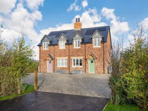 uma grande casa de tijolos com uma entrada de cascalho em Lavender Cottage - Uk38682 em Oxhill