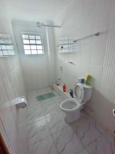 Vannituba majutusasutuses One bedroom unit with wi-fi & parking