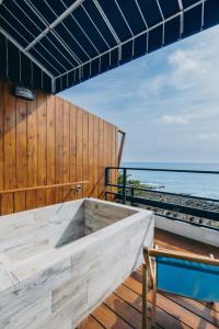 Bazén v ubytování Chuanfanrock Haku Beach Days Inn nebo v jeho okolí