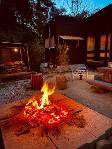 eine Feuerstelle in einem Garten in der Nacht in der Unterkunft 玄か~sizuka~ 