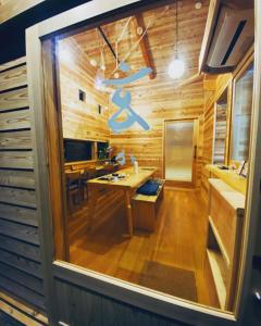 Zimmer mit einem Schreibtisch in einem Holzzimmer in der Unterkunft 玄か~sizuka~ 
