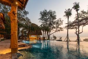 Der Swimmingpool an oder in der Nähe von Ocean Bay Resort & Spa Phu Quoc
