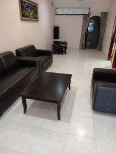 a living room with couches and a coffee table at Raja Homestay Kluang in Kluang