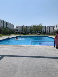 uma menina ao lado de uma piscina em Casa de descanso con alberca en Ayala, Morelos em Tlayecac
