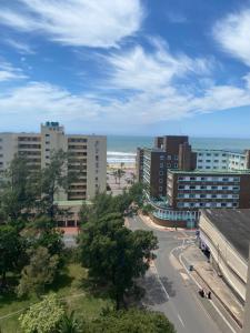 Una ciudad con edificios y el océano al fondo. en The Oceanic 1 bedroom with Ocean views - Self-catering Apartment, en Durban 16 fotos más