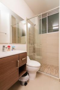 a bathroom with a toilet and a glass shower at Apartamento acogedor in Montería