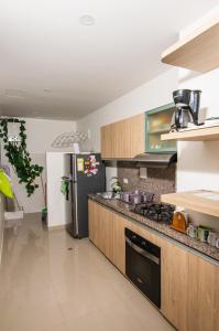 uma cozinha com um fogão e um frigorífico em Apartamento acogedor em Montería