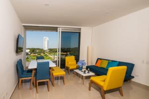 sala de estar con sofá, mesa y sillas en Apartamento acogedor en Montería