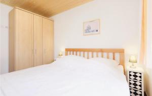 Ein Bett oder Betten in einem Zimmer der Unterkunft Ferienhaus 15 Altefähr