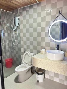 a bathroom with a shower and a toilet and a sink at Homestay Nhà Hí in Ðinh An (2)
