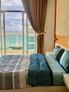 Un dormitorio con una cama con vista al mar. en Sea View Condo, en Phan Thiet