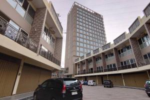 Budova, kde se apartmán nachází + 2 fotografie