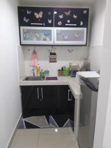 una piccola cucina con lavandino e bancone di AL Fateh Apartment Wakaf Che Yeh a Wakaf Che Yeh