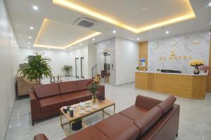 dans le hall de l'hôtel, vous trouverez des canapés en cuir brun et un comptoir. dans l'établissement KL HOTEL HA LONG, à Hạ Long