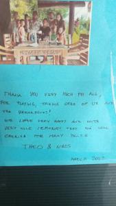 une lettre manuscrite avec une photo d'un groupe de personnes dans l'établissement Ubud Hidden Villa Yone village, à Ubud