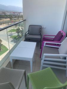 d'un balcon avec des tables et des chaises et une vue. dans l'établissement Beachfront High Standard Flat, à Martil