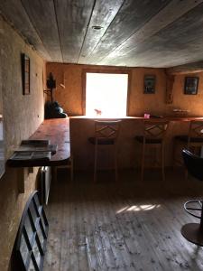 Virtuvė arba virtuvėlė apgyvendinimo įstaigoje Liten stuga mitt i naturen på Kinnekulle