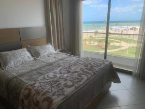 - une chambre avec un lit et une vue sur la plage dans l'établissement Beachfront High Standard Flat, à Martil
