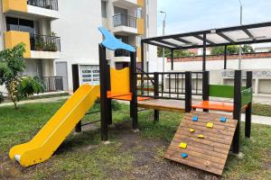 a playground with a slide and a slideintend at Apto en Girardot con Balcón, Piscina y Parqueadero in Girardot