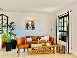 ein Wohnzimmer mit Sofa und Tisch in der Unterkunft Casa La Ola - Idylle am Meer, La Lajita in Lajita
