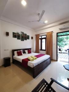 - une chambre avec un grand lit dans l'établissement Weligama Watergate, à Weligama