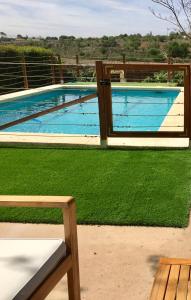 The swimming pool at or close to Casa rural La Quinta De Lara