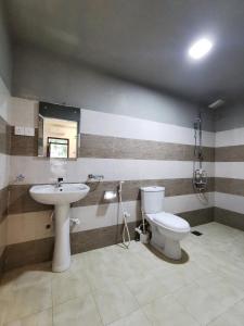 uma casa de banho com um lavatório e um WC em Weligama Watergate em Weligama