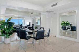 une salle à manger avec une table et des chaises noires dans l'établissement Chevron Renaissance - Self Contained & Privately Managed - Wow Stay, à Gold Coast 153 autres photos