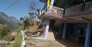 Casa azul con balcón y escalera en Bhatt Homestay, en Uttarkāshi