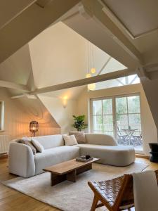 una sala de estar con un sofá y una mesa en Nuits De Mer, en De Haan