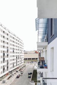 een uitzicht op een stadsstraat vanuit een gebouw bij DD Apartments in Cluj-Napoca