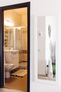 y baño con aseo y lavamanos. en DD Apartments en Cluj-Napoca