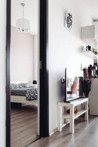クルジュ・ナポカにあるDD Apartmentsのベッドルーム1室(ベッド1台、鏡付きテーブル付)