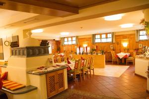 a restaurant with a kitchen and a dining room at Gastwirtschaft & Hotel Holzinger in Möllersdorf
