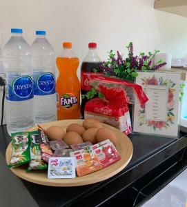 une assiette de nourriture sur un comptoir avec des bouteilles d'eau dans l'établissement W House Ranong1Bedroom villa8/11, à Ranong