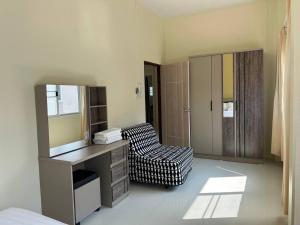 1 dormitorio con escritorio, silla y espejo en W House Ranong1Bedroom villa8/11 en Ranong