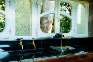 cocina con fregadero y 2 ventanas en historischer Zirkuswagen inmitten der Natur, en Fischach