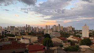 vistas a una ciudad con edificios altos en Condomínio encantador de luxo, en Goiânia