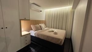 a small bedroom with a bed and a dresser at Condomínio encantador de luxo in Goiânia