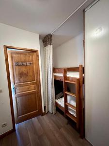 a small room with a bunk bed and a door at Hyper Centre Valmeinier 1800 in Valmeinier