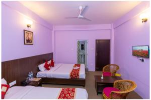 Postel nebo postele na pokoji v ubytování Hotel Tulip Pokhara Inn