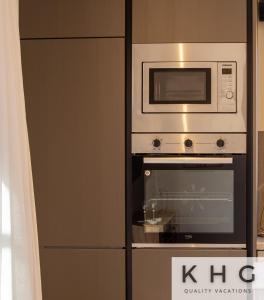 a microwave and an oven in a kitchen at Tania's Villa in Dorizata village! in Dhorizáta