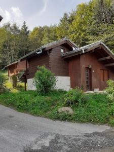 ein kleines Holzhaus am Straßenrand in der Unterkunft CHALETS impasse CHARMAURY et refuge SAMOENS in Samoëns