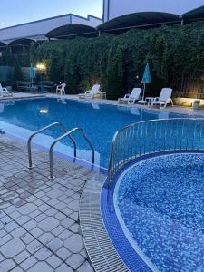 una gran piscina con sillas en VIOLET GARDEN 2 Veranda Apartment, en Sunny Beach