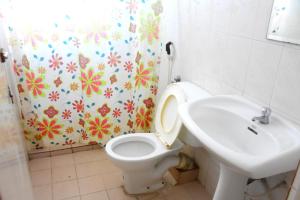 y baño con aseo y lavamanos. en Janara Two en Kurunegala