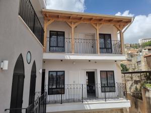 Casa con porche y balcón en Saint Jacob Hotel, en Nazaret