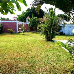 O grădină în afara Villa Hospedaje Chanchan Cultural Lodge