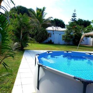 - une grande piscine dans une cour avec une maison dans l'établissement Villa Hospedaje Chanchan Cultural Lodge, à Trujillo