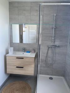 Ένα μπάνιο στο Gîte du Petit tenu 17 couchages -jacuzzi -2h Paris et 6 min gare Vivoin