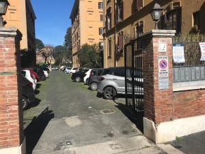 uma rua com carros estacionados ao lado de um edifício em Eternal City Apartment em Roma